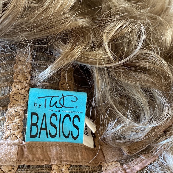 Wig - Picture 5 of 7